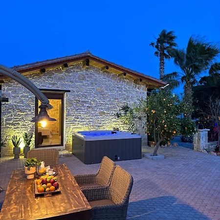 Villa Aspasia With Private Jacuzzi - Oasis Resort Kokkinos Pirgos Bagian luar foto