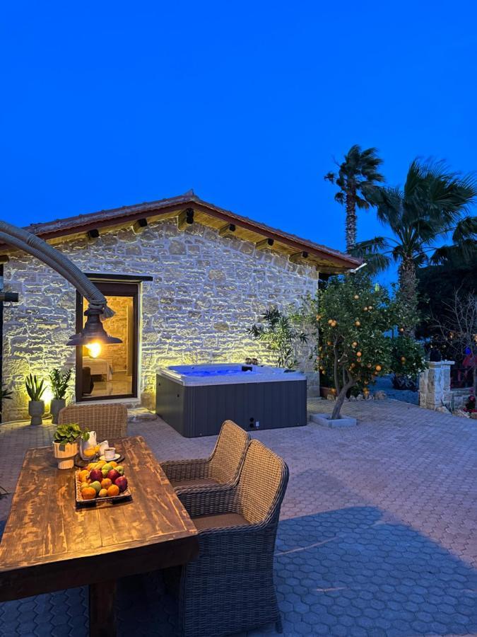 Villa Aspasia With Private Jacuzzi - Oasis Resort Kokkinos Pirgos Bagian luar foto