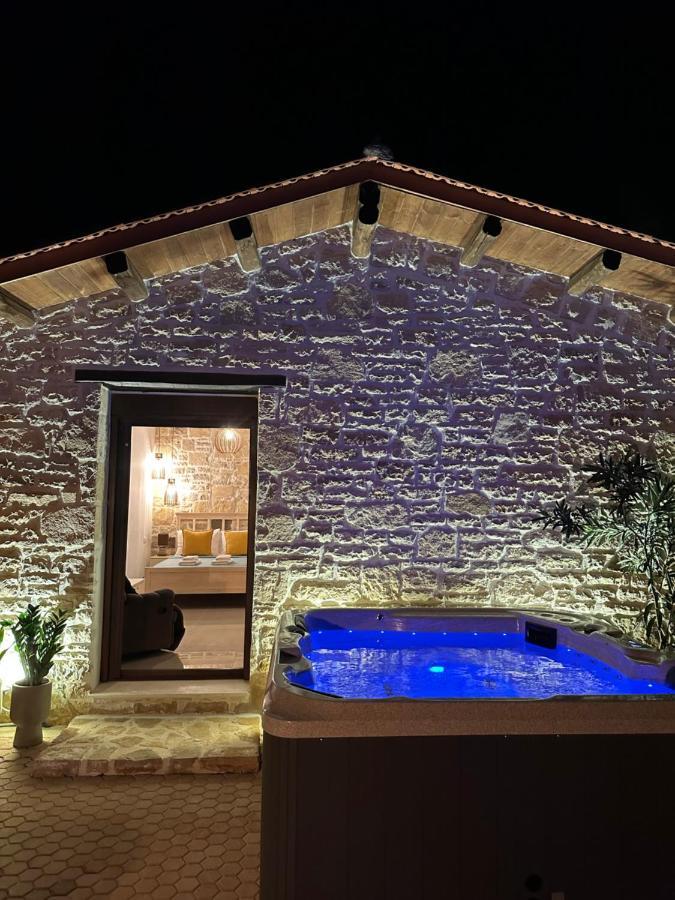 Villa Aspasia With Private Jacuzzi - Oasis Resort Kokkinos Pirgos Bagian luar foto