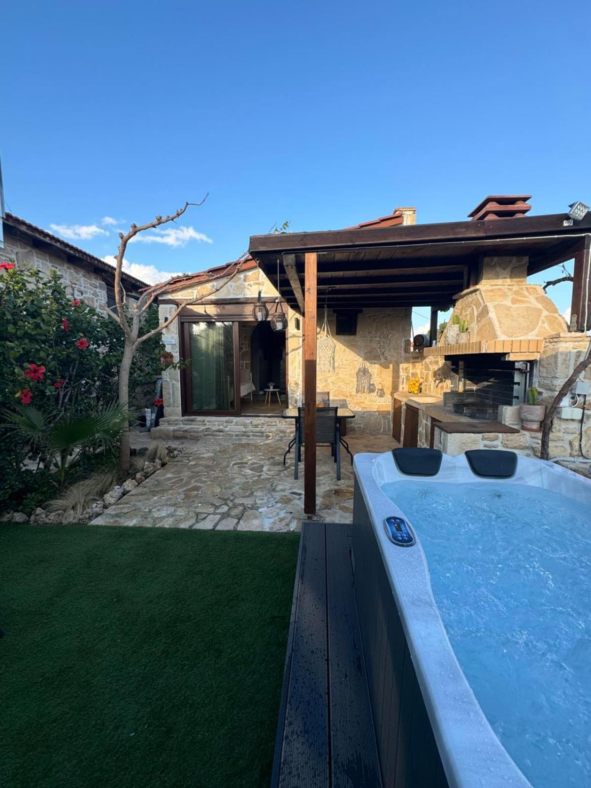 Villa Aspasia With Private Jacuzzi - Oasis Resort Kokkinos Pirgos Bagian luar foto